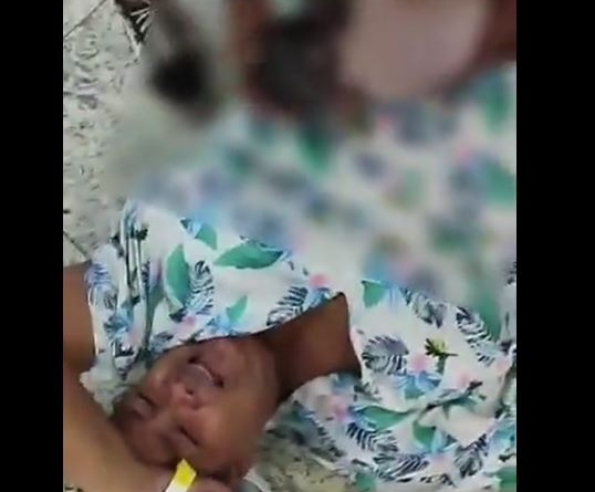 Após recusa de atendimento, grávida dá à luz no chão da Maternidade Santa Cruz da Serra, em Caxias