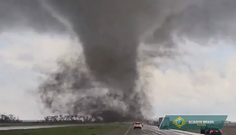 VÍDEO: Veja o momento que um tornado gigante atinge cidade nos EUA