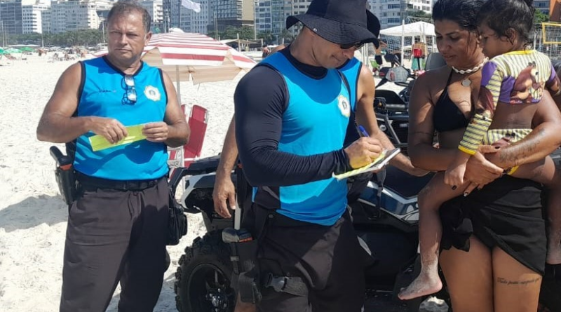 Guarda Municipal ajuda criança perdida a reencontrar os pais, na Praia de Copacabana – Prefeitura da Cidade do Rio de Janeiro
