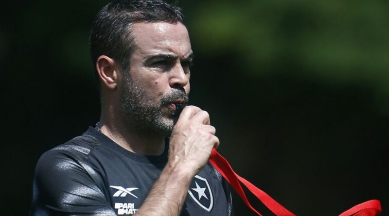Júnior Santos e Savarino devem iniciar jogo do Botafogo contra o Fortaleza no banco; saiba motivo