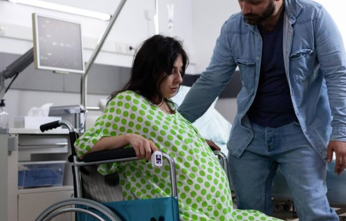 Vereadores aprovam que maternidades particulares do Rio se adaptem às necessidades de grávidas cadeirantes; entenda