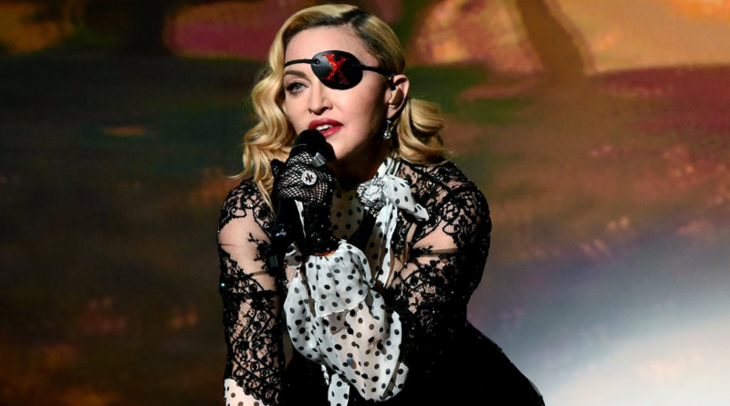 Madonna surpreende fãs e aparece de camisola em Copacabana: veja