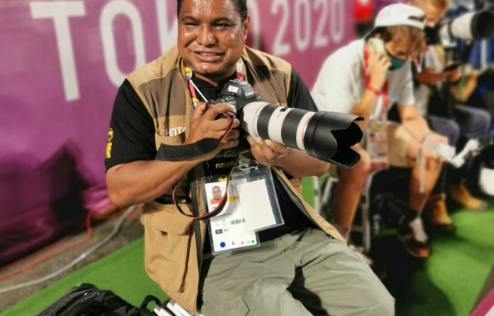 Fotógrafo cego realiza oficina de fotografia no Parque Lage
