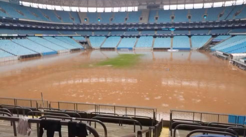 Gramado da Arena do Grêmio inunda após cheias em Porto Alegre