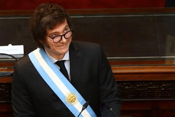 Ministro espanhol insinua que Milei usa drogas e argentino rebate