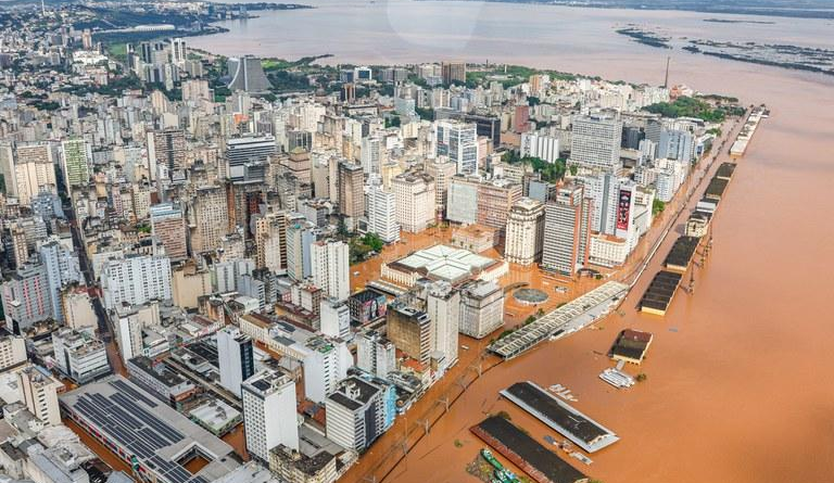 Frente Fria do Rio Grande Do Sul leva temporal e fortes ventos para Santa Catarina