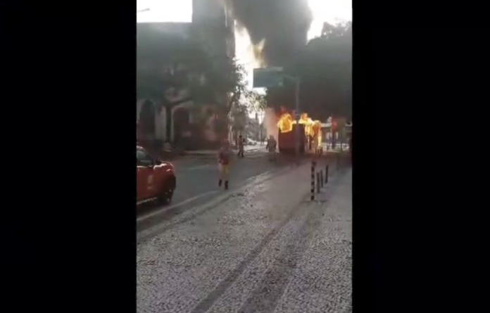 Ônibus pega fogo no Centro do Rio após explosão de pneu